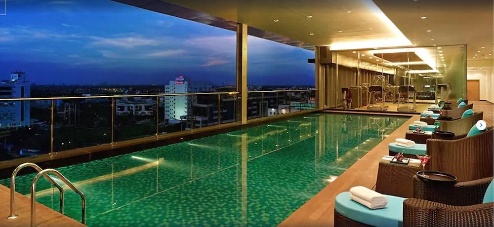 ホテル ビバンタ コルカタ Em バイパス エクステリア 写真 The pool at the 39th floor