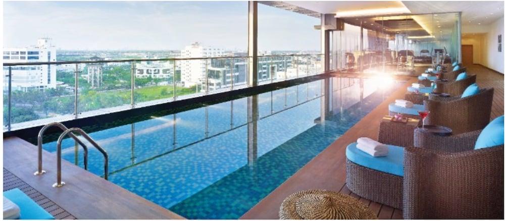 ホテル ビバンタ コルカタ Em バイパス エクステリア 写真 The swimming pool at the 10th floor