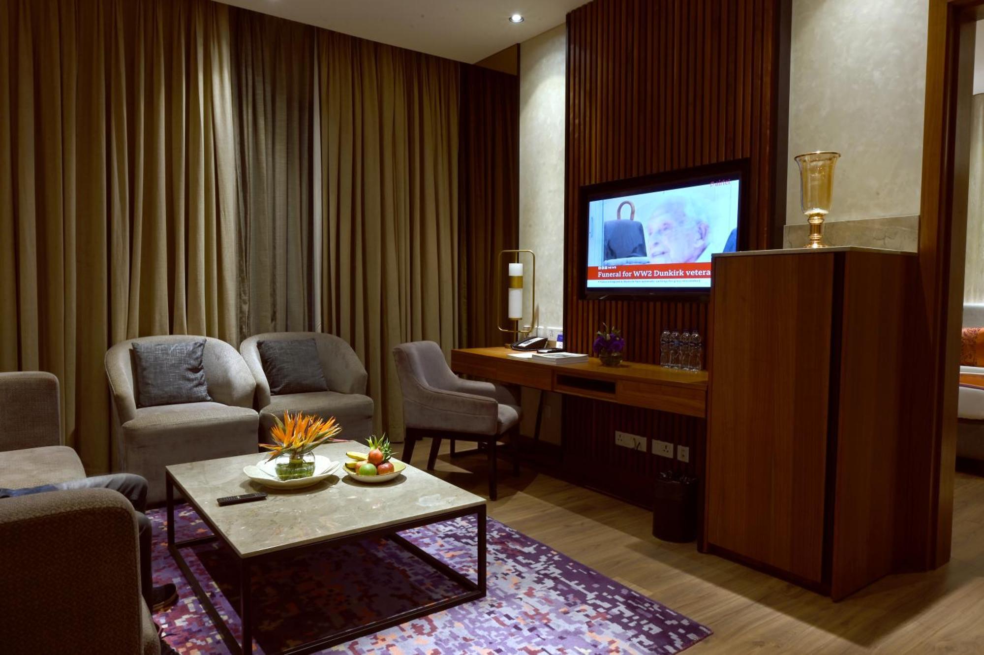 ホテル ビバンタ コルカタ Em バイパス エクステリア 写真 Living room of a suite at the hotel