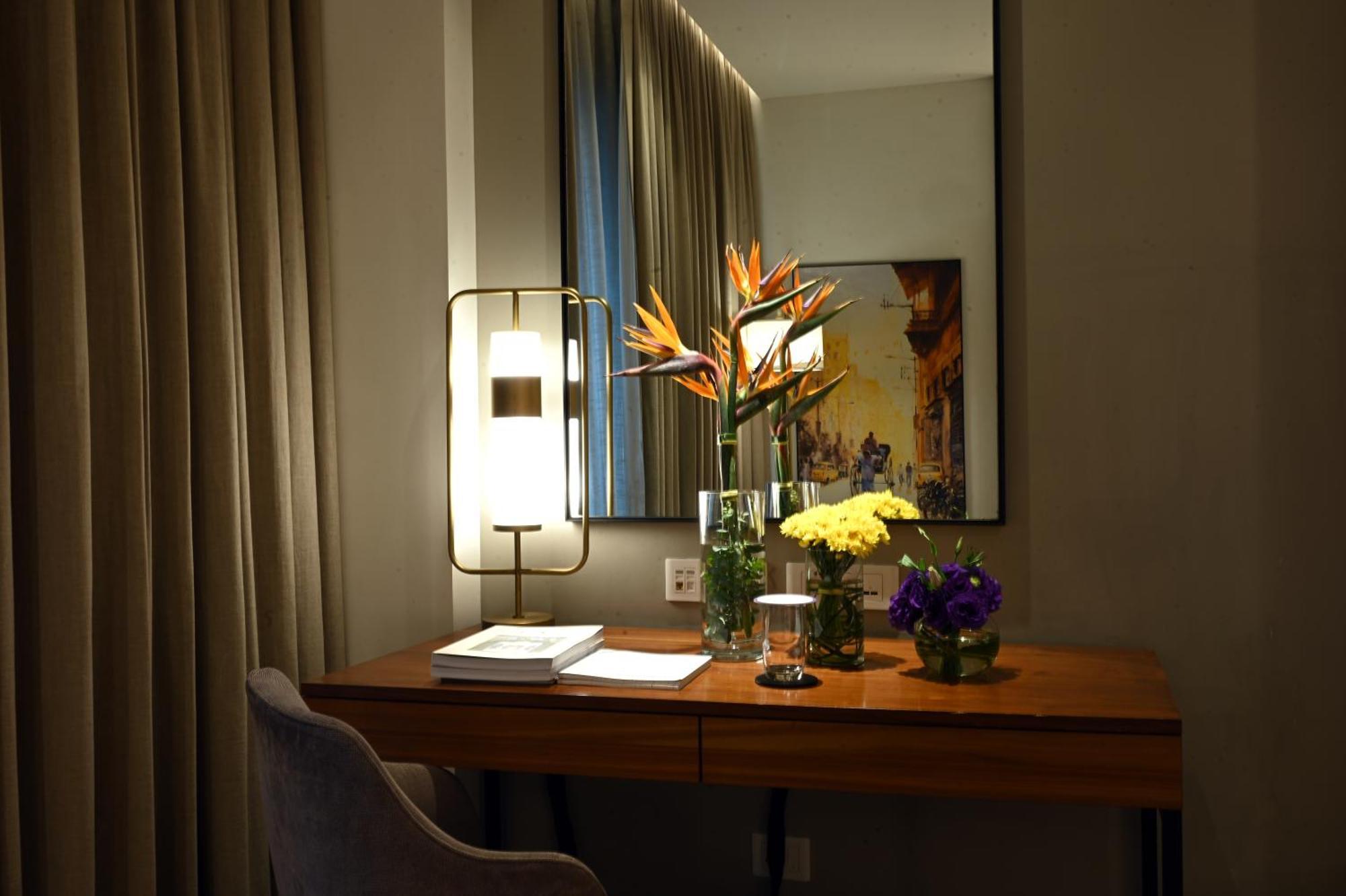 ホテル ビバンタ コルカタ Em バイパス エクステリア 写真 A desk in a hotel room
