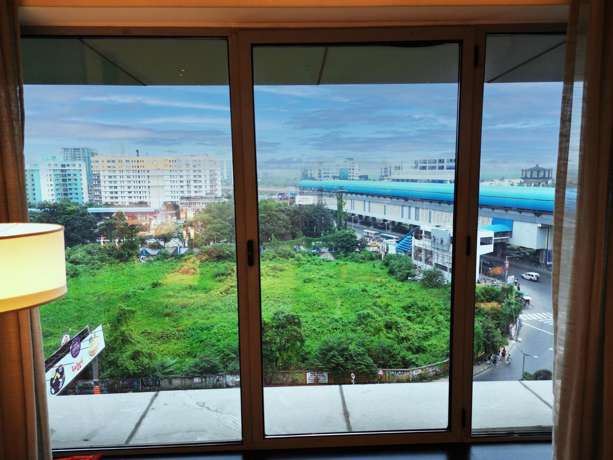 ホテル ビバンタ コルカタ Em バイパス エクステリア 写真 View of the station from a nearby hotel