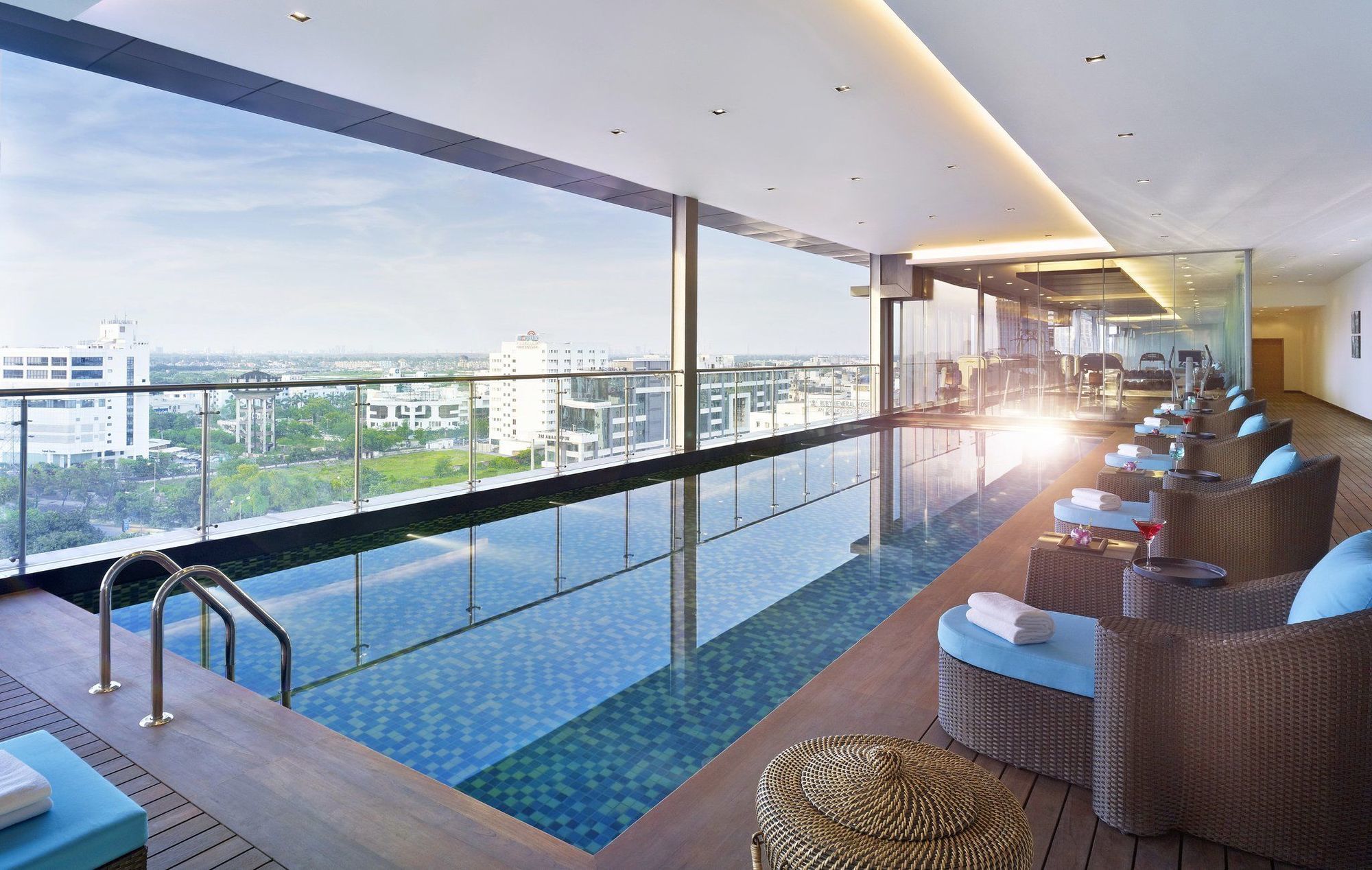 ホテル ビバンタ コルカタ Em バイパス 設備 写真 The pool at the 360° Sky Lounge